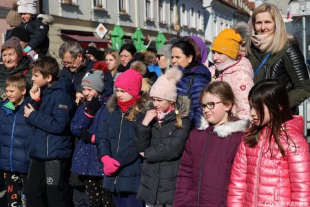 Kamnik so obiskali koranti iz Zamušanov pri Ptuju in v mestno jedro privabili nepregledno množico, željno ogleda tradicionalne pustne šege (52)